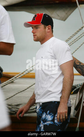Manchester United and England footballer Wayne Rooney (centre) accompanied by friends gets off a private yacht in Ibiza Town port after spending the day onboard as part of his stag party. Stock Photo