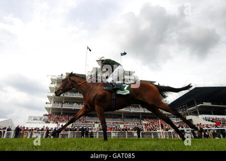 Look Here ridden by jockey Seb Sanders heads towards the finishing post to win The Juddmonte Oaks (Filles' Group 1) Stock Photo