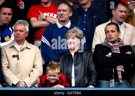 David Beckham's parents (middle front (mum Sandra) and middle back row (dad Ted) watch the trophy be presented with a young child (with BECKHAM on the back of his shirt) at what could be their sons last game for Manchester United Stock Photo