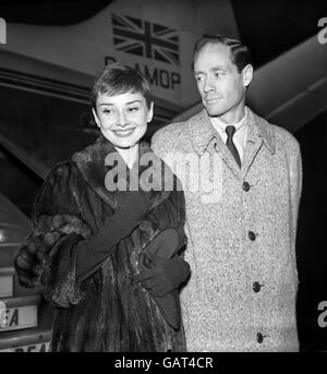 Entertainment - Audrey Hepburn and Mel Ferrer - London Airport - 1954. Film stars Mel Ferrer and his wife Audrey Hepburn arrived at London Airport by BEA plane from Rome. Stock Photo