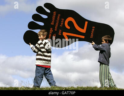 Tristan Nunn, 8 (left) and Charlie Nunn, 6, help Environment Secretary Richard Lochhead at Stirling Castle, Scotland, announce the project for Stirling to become the UK's first carbon neutral city. Stock Photo