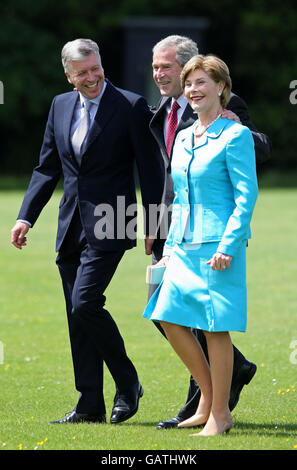 U.S. President George W. Bush talks with his daughter Jenna during the ...