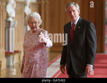 Britain's Queen Elizabeth II with the US President George Bush in the St George's Hall, Windsor Castle. Stock Photo