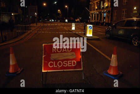 London boy stabbed. A police cordon at the scene where a teenage boy was stabbed at Great Dover Street, Southwark, south London. Stock Photo