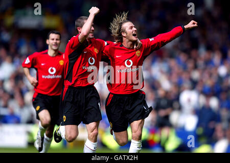 Soccer - FA Barclaycard Premiership - Everton v Manchester United. Manchester United's David Beckham celebrates his goal with Roy Keane Stock Photo