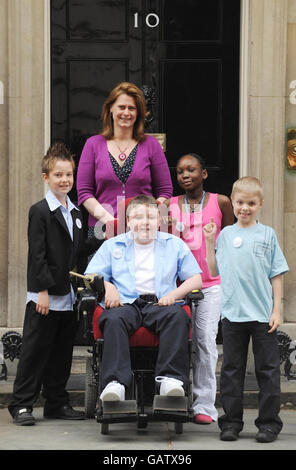 RE-TRANMISSION ADDING LEFT TO RIGHT. Prime Minister Gordon Brown's wife, Sarah Brown poses with children from the 'Make a Wish Foundation UK' from left, Zack Sinclair from Eastbourne, Jordan Wright from St Leonards, Agi Gayle from London and Joshua Wilson from Camberley, who today visited Downing Street to mark the charity's 21st anniversary. Stock Photo