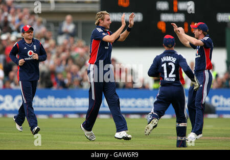 Cricket - NatWest Series - Third One Day International - England v New Zealand - The County Ground. England's Stuart Broad celebrates with Paul Collingwood after bowling New Zealand's Jamie Howe. Stock Photo