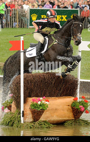 Equestrian - Mitsubishi Motors Badminton Horse Trials 2008 - Day Three - Gloucestershire Park. Zara Phillips riding Glensbuck during the Cross Country trials at the Mitsubishi Motors Badminton Horse Trials in Badminton, Gloucester Stock Photo