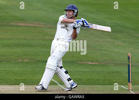 Gloucestershire's Hamish Marshall pulls a delivery from Warwickshire's Neil Carter and is caught by Ant Botha for 121 during the LV County Championship, Division Two match at Edgbaston, Birmmingham. Stock Photo