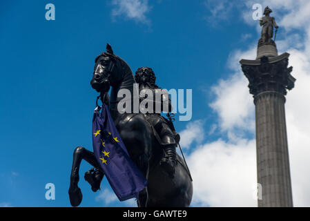 Lonodon, UK. 5th July, 2016. Charles I statue with EU flag, Trafalgar Square, London, United Kingdom. 5th July, 2016. Credit:  Alberto Pezzali/Alamy Live News Stock Photo
