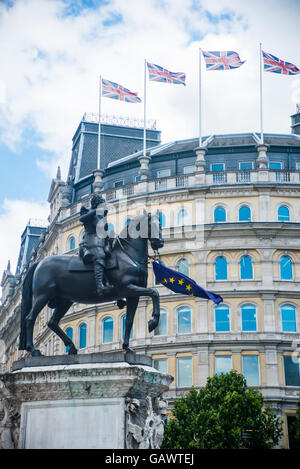 Lonodon, UK. 5th July, 2016. Charles I statue with EU flag, Trafalgar Square, London, United Kingdom. 5th July, 2016. Credit:  Alberto Pezzali/Alamy Live News Stock Photo
