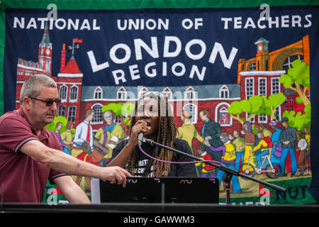 London, UK. 5th July, 2016. Paulina Blackstock, a teacher at the John Roan school in Greenwich and a National Executive member representing black teachers, addresses thousands of striking teachers in Parliament Square. Credit:  Mark Kerrison/Alamy Live News Stock Photo