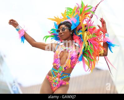 Toronto, Canada. 5th July, 2016. A dressed up reveller performs during the official launch ceremony of the 2016 Toronto Caribbean Carnival at Nathan Philips Square in Toronto, Canada, July 5, 2016. As the largest cultural festival of its kind in North America, the annual exciting three-week cultural explosion of Caribbean music, cuisine and revelry as well as visual and performing arts kicked off on Tuesday. Credit:  Zou Zheng/Xinhua/Alamy Live News Stock Photo