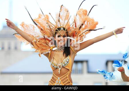 Toronto, Canada. 5th July, 2016. A dressed up reveller performs during the official launch ceremony of the 2016 Toronto Caribbean Carnival at Nathan Philips Square in Toronto, Canada, July 5, 2016. As the largest cultural festival of its kind in North America, the annual exciting three-week cultural explosion of Caribbean music, cuisine and revelry as well as visual and performing arts kicked off on Tuesday. Credit:  Zou Zheng/Xinhua/Alamy Live News Stock Photo