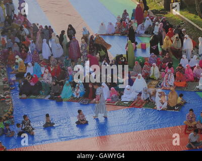 Marawi City, Philippines. 6th July, 2016. Thousands of Maranao Muslim attends Eid ul Fitr celebration outside Provincial Capitol Grand Mosque in Marawi City, Lanao del Sur. The province of Lanao del Sur is composed of 92% Muslim population. Credit:  Sherbien dacalanio/Alamy Live News Stock Photo