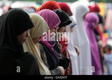 Quezon City, Philippines. 6th July, 2016. Muslim women pray during celebrations of the Eid al-Fitr in Quezon City, the Philippines, July 6, 2016. Eid al-Fitr marks the end of the Muslim fasting month of Ramadan. Credit:  Rouelle Umali/Xinhua/Alamy Live News Stock Photo