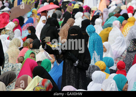 Quezon City, Philippines. 6th July, 2016. A Muslim woman takes a selfie before offering prayers during celebrations of the Eid al-Fitr in Quezon City, the Philippines, July 6, 2016. Eid al-Fitr marks the end of the Muslim fasting month of Ramadan. Credit:  Rouelle Umali/Xinhua/Alamy Live News Stock Photo