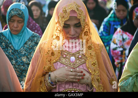 Manila, Philippines. 6th July, 2016. A Muslim princess from Maguindanao province joins the morning prayer at the Quirino Grandstand. Filipino Muslims from nearby cities converged at the Quirino Grandstand in Manila to celebrate the end of Ramadan. Eid al-Fitr marks the end of the holy month of fasting in Islam. © J Gerard Seguia/ZUMA Wire/Alamy Live News Stock Photo