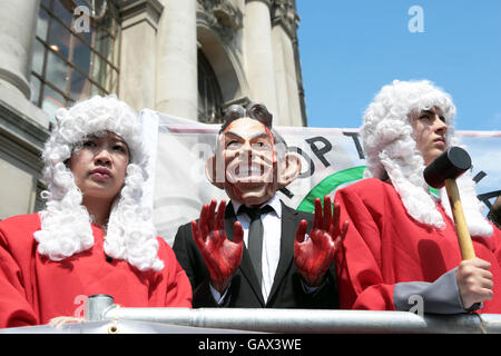 London, UK. 06th July, 2016. Demonstrators talk on a podium outside the Queen Elizabeth II conference centre. Credit:  Thabo Jaiyesimi/Alamy Live News Stock Photo