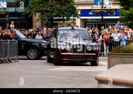 Dundee, Tayside, Scotland, UK. July 6th 2016. Her Majesty The Queen and His Royal Highness Prince Philip arriving at the Chambers of Commerce in the City Square today during their Royal visit to Dundee. Credit: Dundee Photographics / Alamy Live News