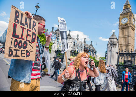 London, UK. 06th July, 2016. A couple of passionate protestors make a vocal protest in front of the gates to Parliamnet - The results of the Chilcot inquirty into the Iraq War bring protestors, against Tony Blair's part in it, to Parliament Square. Credit:  Guy Bell/Alamy Live News Stock Photo