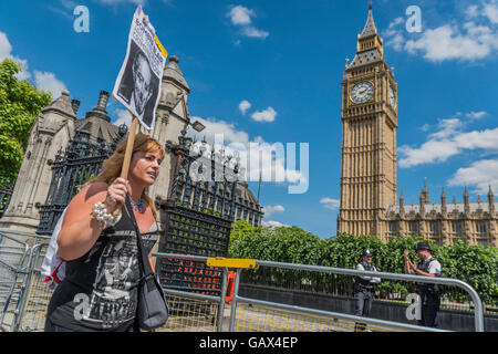 London, UK. 06th July, 2016. A passionate protestor makes a vocal protest in front of the gates to Parliamnet - The results of the Chilcot inquirty into the Iraq War bring protestors, against Tony Blair's part in it, to Parliament Square. Credit:  Guy Bell/Alamy Live News Stock Photo