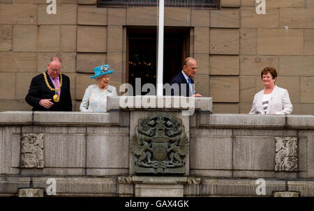 Dundee, Tayside, Scotland, UK. July 6th 2016. Her Majesty The Queen and His Royal Highness Prince Philip today during their Royal visit to Dundee. On the Balcony of The Chambers of Commerce with Her Majesty The Queen and Prince Philip is Dundee`s Lord Provost Bob  Duncan [far left] who is Her Majesty`s Lord Lieutenant of the City of Dundee and Right Lady Lord Provost Brenda Duncan [far right]. Credit: Dundee Photographics / Alamy Live News