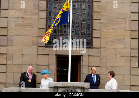 Dundee, Tayside, Scotland, UK. July 6th 2016. Her Majesty The Queen and His Royal Highness Prince Philip today during their Royal visit to Dundee. On the Balcony of The Chambers of Commerce with Her Majesty The Queen and Prince Philip is Dundee`s Lord Provost Bob  Duncan [far left] who is Her Majesty`s Lord Lieutenant of the City of Dundee and Right Lady Lord Provost Brenda Duncan [far right]. Credit: Dundee Photographics / Alamy Live News