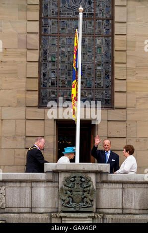 Dundee, Tayside, Scotland, UK. July 6th 2016. Her Majesty The Queen and His Royal Highness Prince Philip today during their Royal visit to Dundee. On the Balcony of The Chambers of Commerce with Her Majesty The Queen and Prince Philip is Dundee`s Lord Provost Bob  Duncan [far left] who is Her Majesty`s Lord Lieutenant of the City of Dundee and Right Lady Lord Provost [far right]. Credit: Dundee Photographics / Alamy Live News