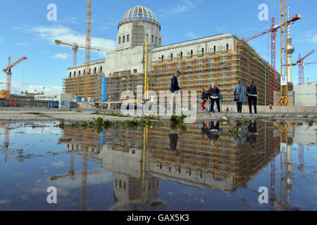 Berlin, Germany. 06th July, 2016. The construction site of the Berlin City Palace is reflected by a puddle in Berlin, Germany, 06 July 2016. Photo: MAURIZIO GAMBARINI/dpa/Alamy Live News Stock Photo