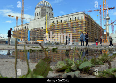 Berlin, Germany. 06th July, 2016. The construction site of the Berlin City Palace is reflected by a puddle in Berlin, Germany, 06 July 2016. Photo: MAURIZIO GAMBARINI/dpa/Alamy Live News Stock Photo