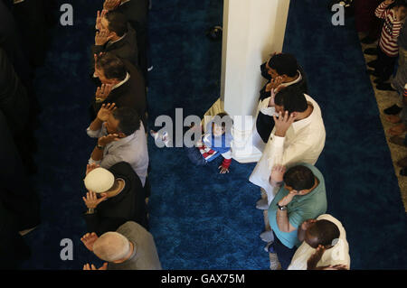 Sao Paulo, Brazil. 6th July, 2016. Muslims attend a prayer session to celebrate Eid al-Fitr, marking the end of the fasting month of Ramadan, in Sao Paulo, Brazil, on July 6, 2016. © Rahel Patrasso/Xinhua/Alamy Live News Stock Photo