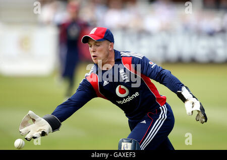 Cricket - NatWest Series - Fifth One Day International - England v New Zealand - Lord's. England's Tim Ambrose drops a catch from New Zealand's Jamie How during the NatWest Series One Day International at Lord's, London. Stock Photo