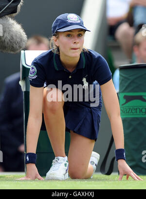 Tennis - Wimbledon Championships 2008 - Day Two - The All England Club. A ball girl prepares for action during the Wimbledon Championships 2008 at the All England Tennis Club Stock Photo