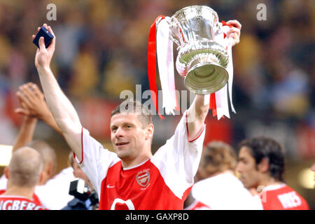 Soccer - AXA FA Cup - Final - Arsenal v Southampton. Oleg Luzhny, Arsenal celebrates with the FA Cup Stock Photo