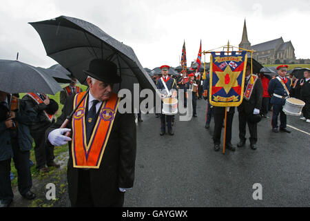 Portadown Orangemen stand in front of Drumcree church as the lodge is prevented from Marching down the nationalist Garvaghy road. Stock Photo