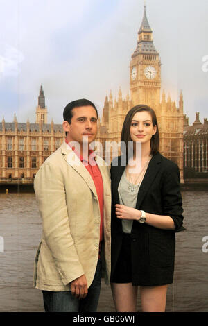 Steve Carrell (left) and Anne Hathaway pictured during the Get Smart photocall at Claridges Hotel in central London. Stock Photo