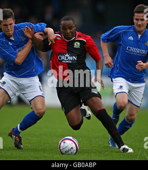 Soccer - Pre-Season Friendly - Macclesfield Town v Blackburn Rovers - Moss Rose Stadium. Blackburn Rovers' Benni McCarthy (center) battles for the ball with Macclesfield Town's Shaun Brisley (left) and Lee Bell. Stock Photo