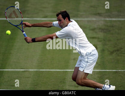 Tennis - Nottingham Open 2003 - First Round. Greg Rusedski returns to Jankko Nieminen Stock Photo