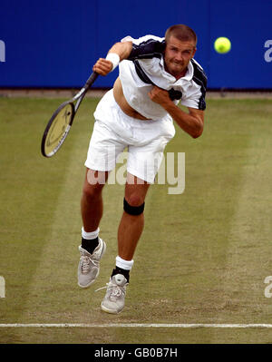 Tennis - Nottingham Open 2003 - First Round. Greg Rusedski's opponent at Wimbledon Alexander Waske during his game with Younes El Aynaouui Stock Photo
