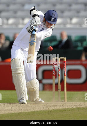 England's Stuart Broad hits out during the Second npower Test match at Headingley Cricket Ground, Leeds. Stock Photo
