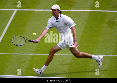 Tennis - Wimbledon 2003 - Men's First Round - Lleyton Hewitt v Ivo Karlovic Stock Photo