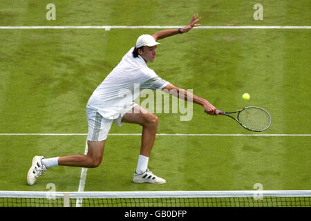 Tennis - Wimbledon 2003 - Men's First Round - Lleyton Hewitt v Ivo Karlovic Stock Photo