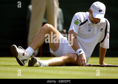 Tennis - Wimbledon 2003 - Men's First Round - Jamie Delgado v Andre Agassi Stock Photo