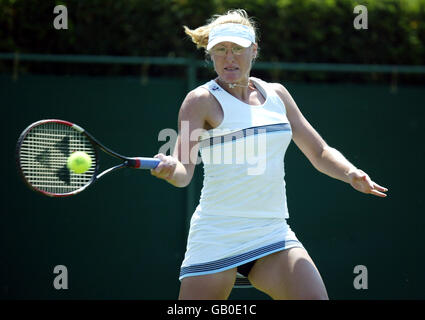 Tennis - Wimbledon 2003 - Women's First Round - Elena Baltacha v Jelena Dokic. Elena Baltacha returns to Jelena Dokic Stock Photo