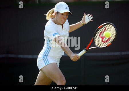 Tennis - Wimbledon 2003 - Women's First Round - Justine Henin-Hardenne v Julia Vakulenko Stock Photo