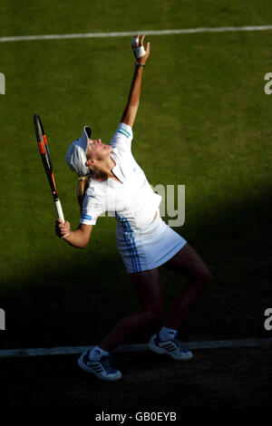 Tennis - Wimbledon 2003 - Women's First Round - Justine Henin-Hardenne v Julia Vakulenko Stock Photo
