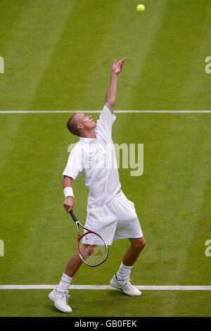 Tennis - Wimbledon 2003 - Men's First Round - Lleyton Hewitt v Ivo Karlovic Stock Photo