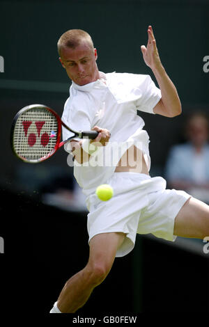 Tennis - Wimbledon 2003 - Men's First Round - Lleyton Hewitt v Ivo Karlovic Stock Photo