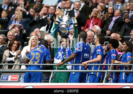 Soccer - FA Cup - Final - Portsmouth v Cardiff City - Wembley Stadium. Portsmouth goalkeeper David James (centre) lifts the FA Cup after beating Cardiff City 1-0 in the FA Cup Final at Wembley Stadium, London. Stock Photo